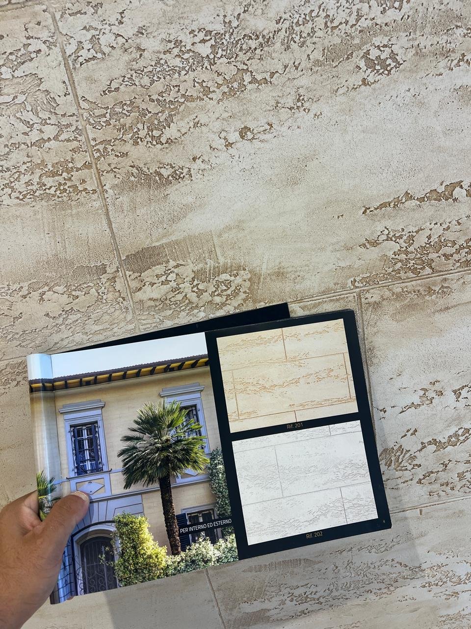 تنفيذ دهانات داخلية راقية لغرفة معيشة في جدة