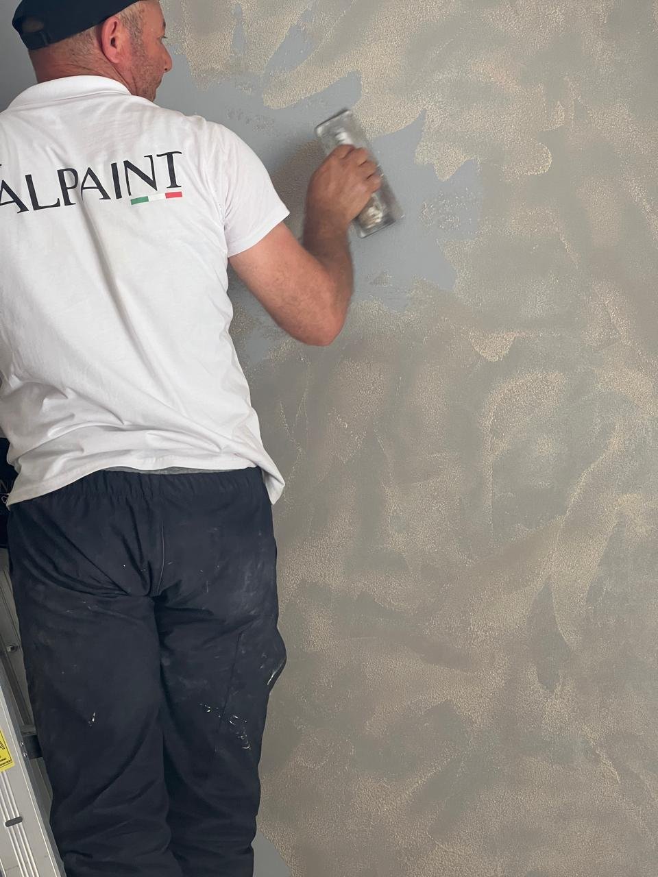 تشطيب دهانات أبواب داخلية أنيق بلون محايد